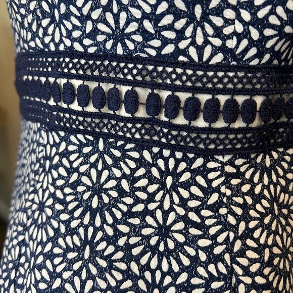 Maggy London Denim Flower Power Novelty Cut Out Sheath Dress, Size 6 - Picture 10 of 16